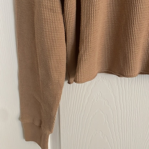 Aritzia TNA Thermal Top Size XS Excellent Condition. - Picture 3 of 7